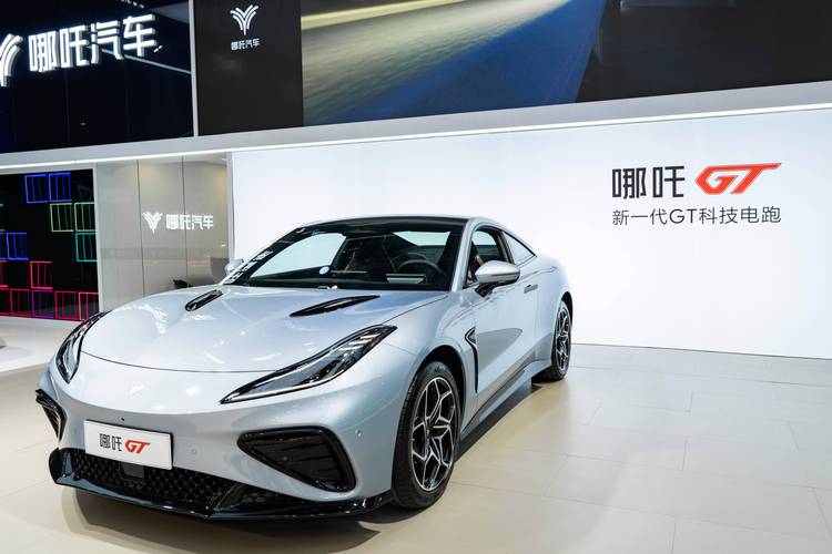 重庆163哪吒汽车在智能汽车领域的表现，领途汽车在新能源汽车市场中的影响力